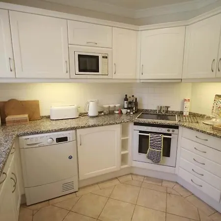 Sleeps 8 With Pool Air Con And Wifi